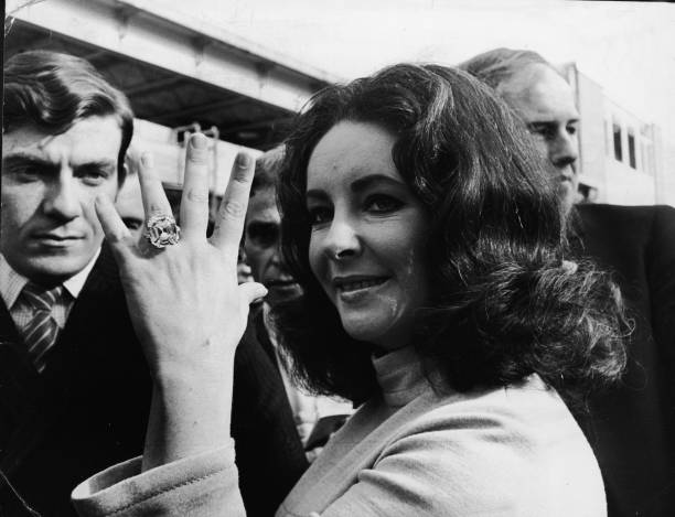 Elizabeth Taylor wearing her iconic Asscher-cut diamond ring