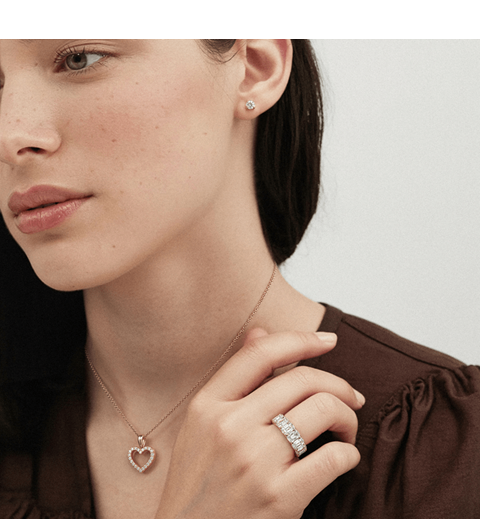 A woman wearing Rare Carat's best-selling heart diamond necklace, available with Black Friday discounts