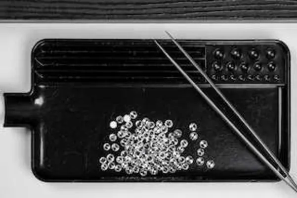 black sorting tray holding loose diamonds