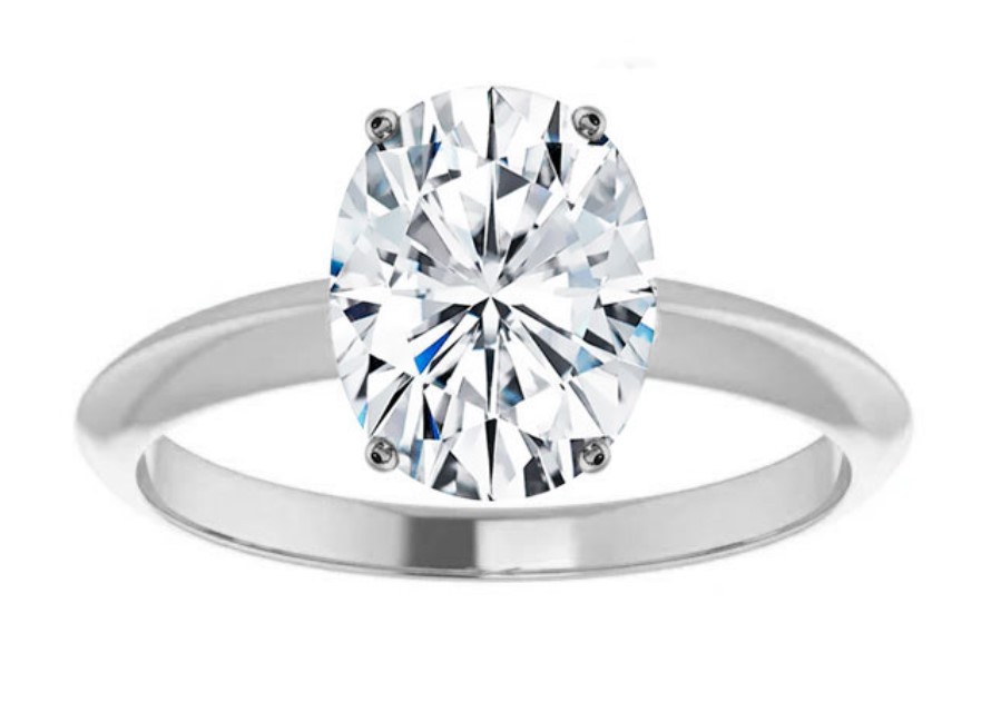 An oval solitarie diamond ring in white gold