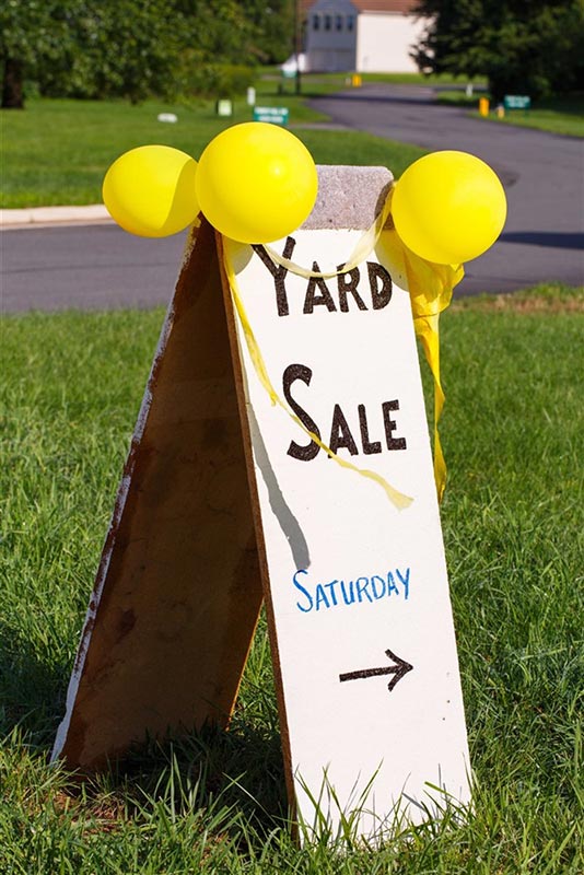 A 'Yard Sale' signboard